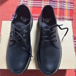 Dr. Martens Black Leather Zavala lo size 9 —- new in the box